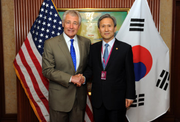 Chuck Hagel and Kim Kwan-jin